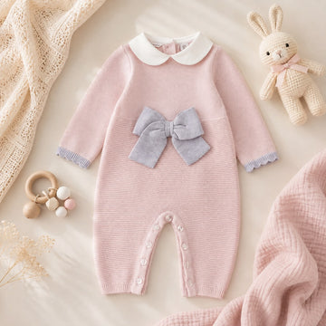 Tutina neonata rosa e grigio con fiocco, colletto bianco e finiture ai polsini per corredino nascita.