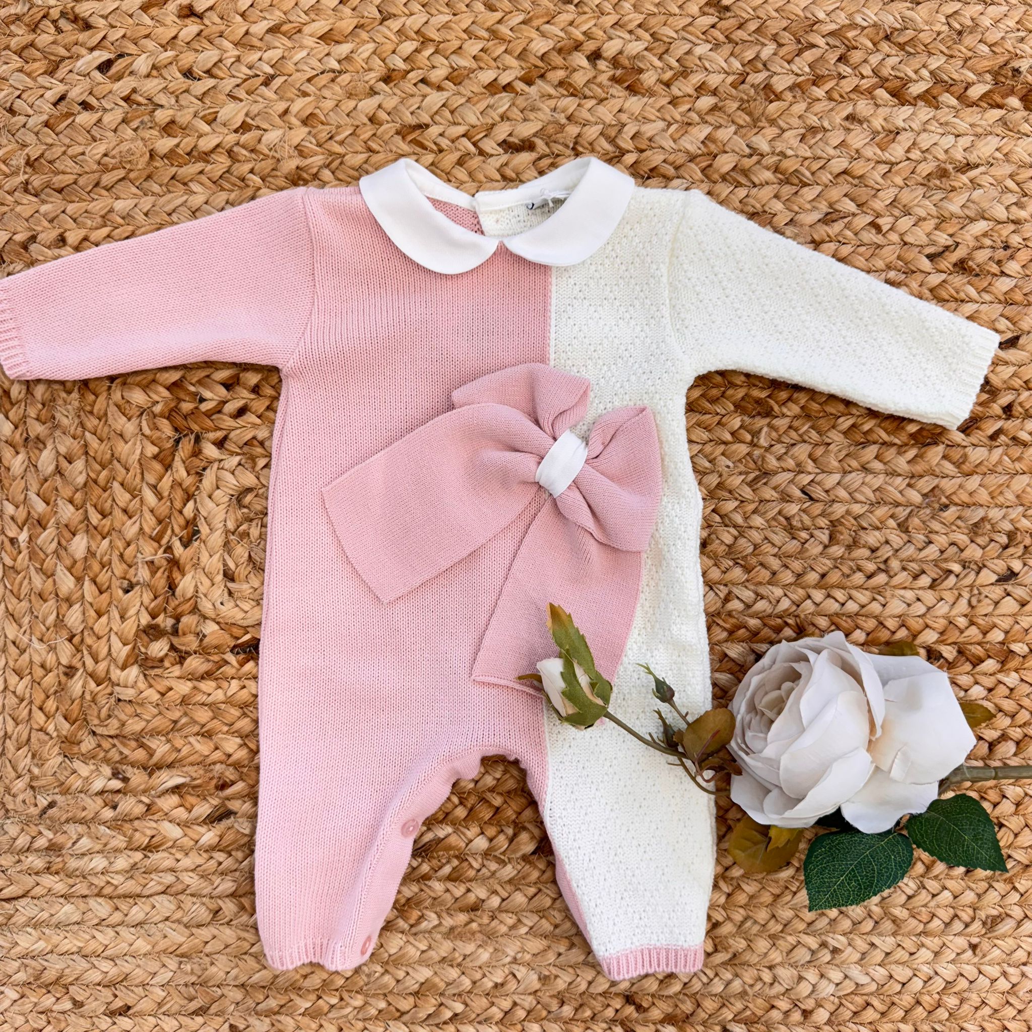 Tutina in maglia rosa e panna con fiocco per neonata, perfetta per l'autunno inverno