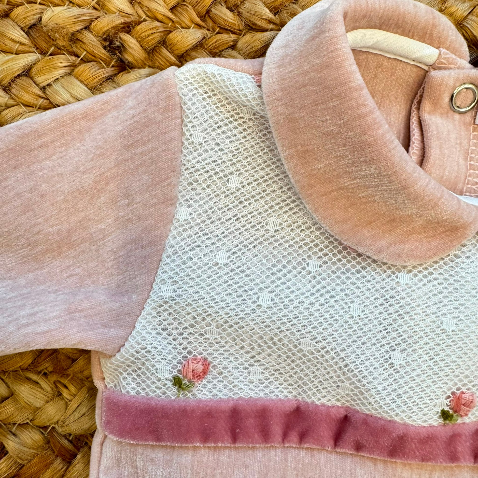 Tutina neonata in ciniglia rosa con tulle ricamato e fiocco per corredino nascita