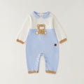 Tutina neonato in cotone e lana bianca e azzurra con orsetto beige indossata