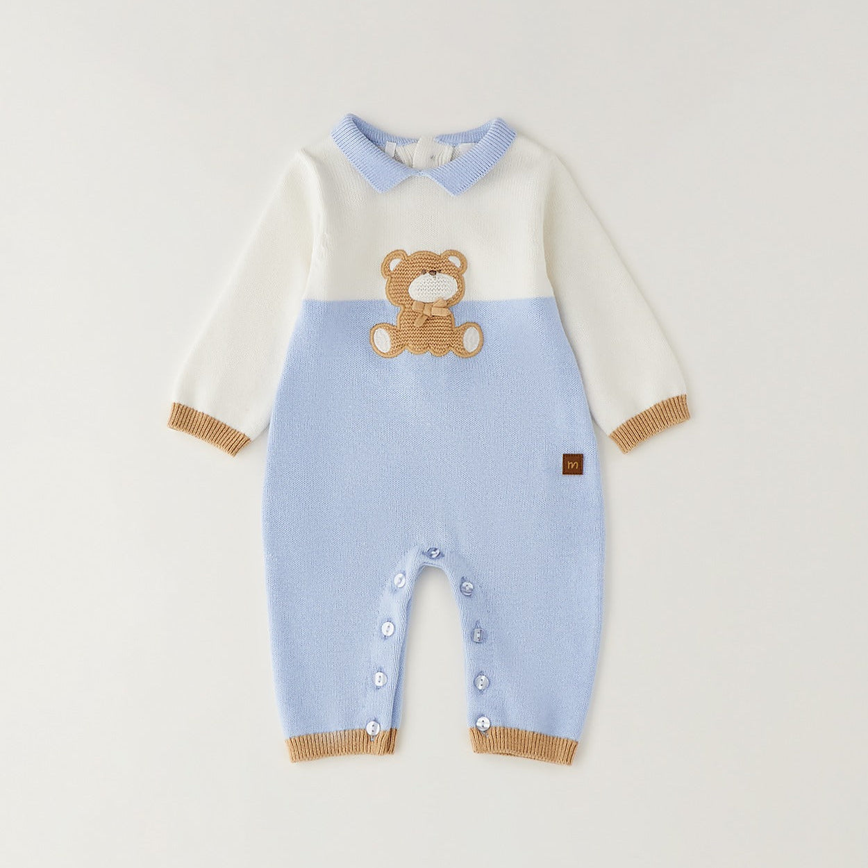 Tutina neonato in cotone e lana bianca e azzurra con orsetto beige indossata
