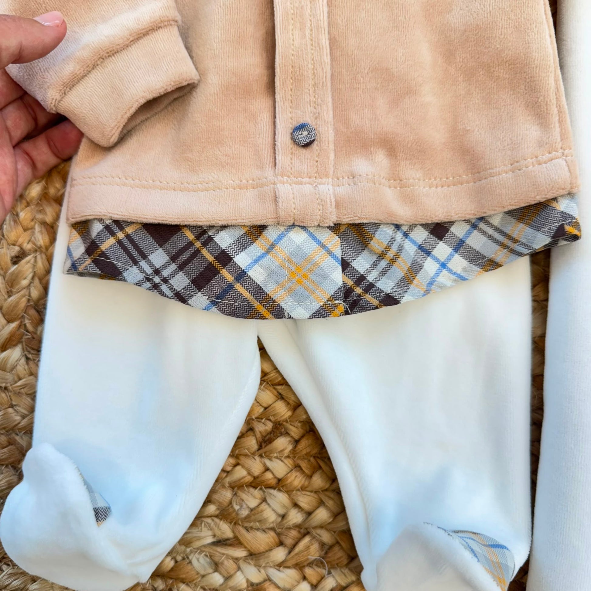 Uscita clinica neonato in ciniglia composta da 5 pezzi coordinati con copertina, tutina 80% cotone 20% poliestere, cappellino e bavetta. Elegante completo nascita beige con dolce orsetto.