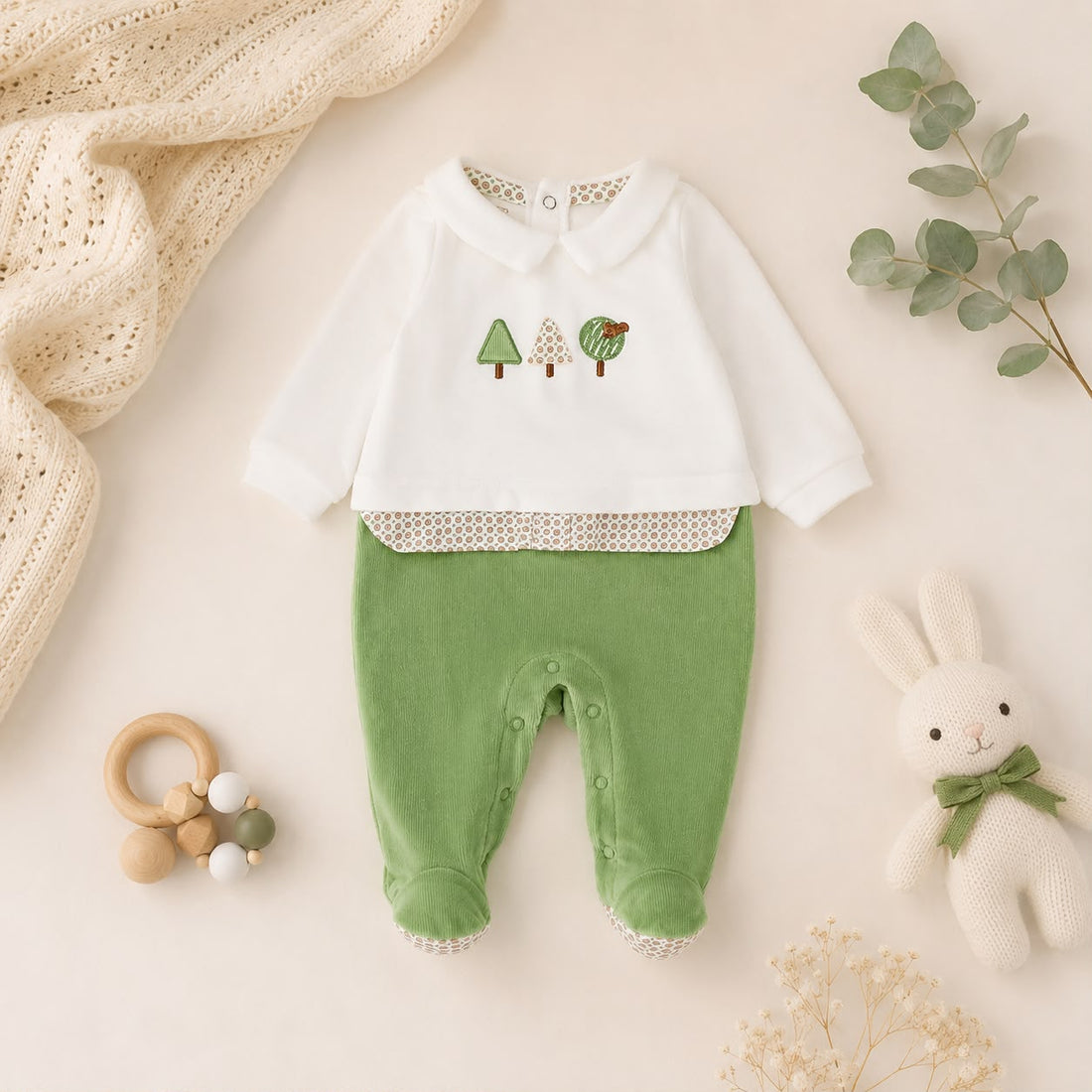 Completo nascita neonato in ciniglia verde e panna con pantalone con piedini e dettagli fantasia coordinati.