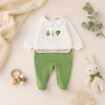 Completo nascita neonato in ciniglia verde e panna con pantalone con piedini e dettagli fantasia coordinati.