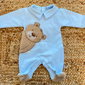 Tutina neonato azzurra in caldo cotone con grande orsetto teddy applicato sul davanti.