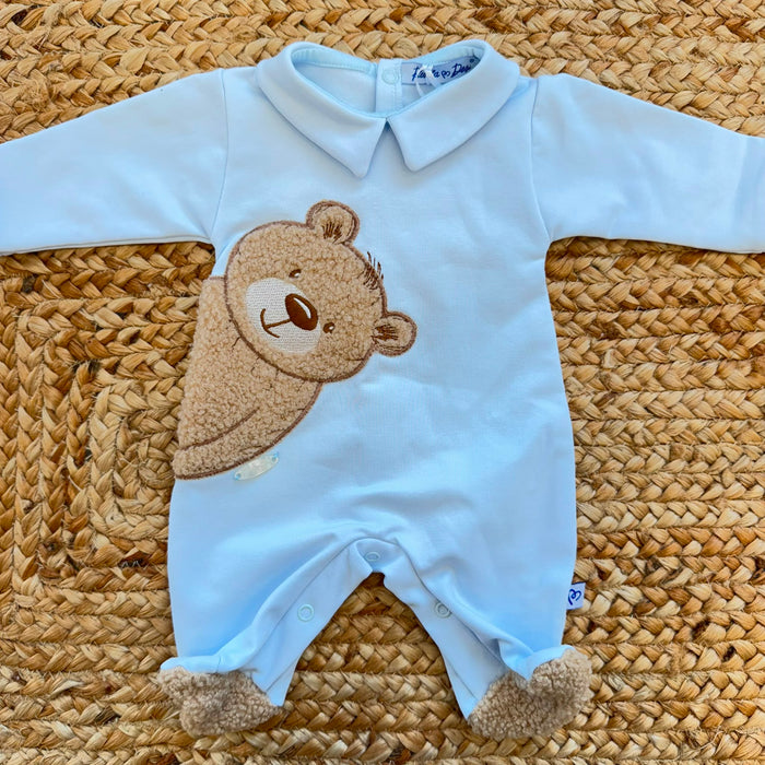 Tutina neonato azzurra in caldo cotone con grande orsetto teddy applicato sul davanti.