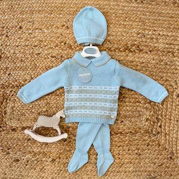 Tutina neonato azzurra con colletto e motivo geometrico bianco e tortora.