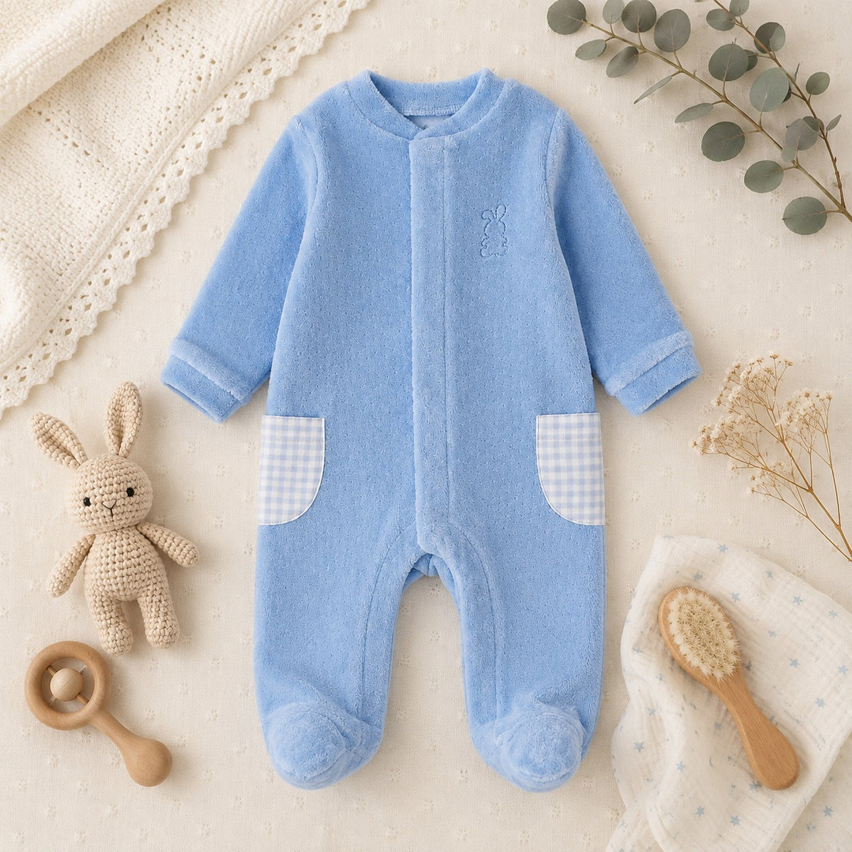 Tutina neonato azzurra con coniglietto ricamato e taschine a quadretti, ideale per corredino nascita e primo cambio.