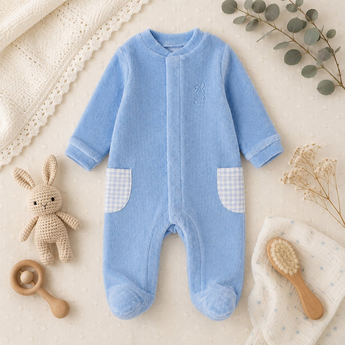 Tutina neonato azzurra con coniglietto ricamato e taschine a quadretti, ideale per corredino nascita e primo cambio.