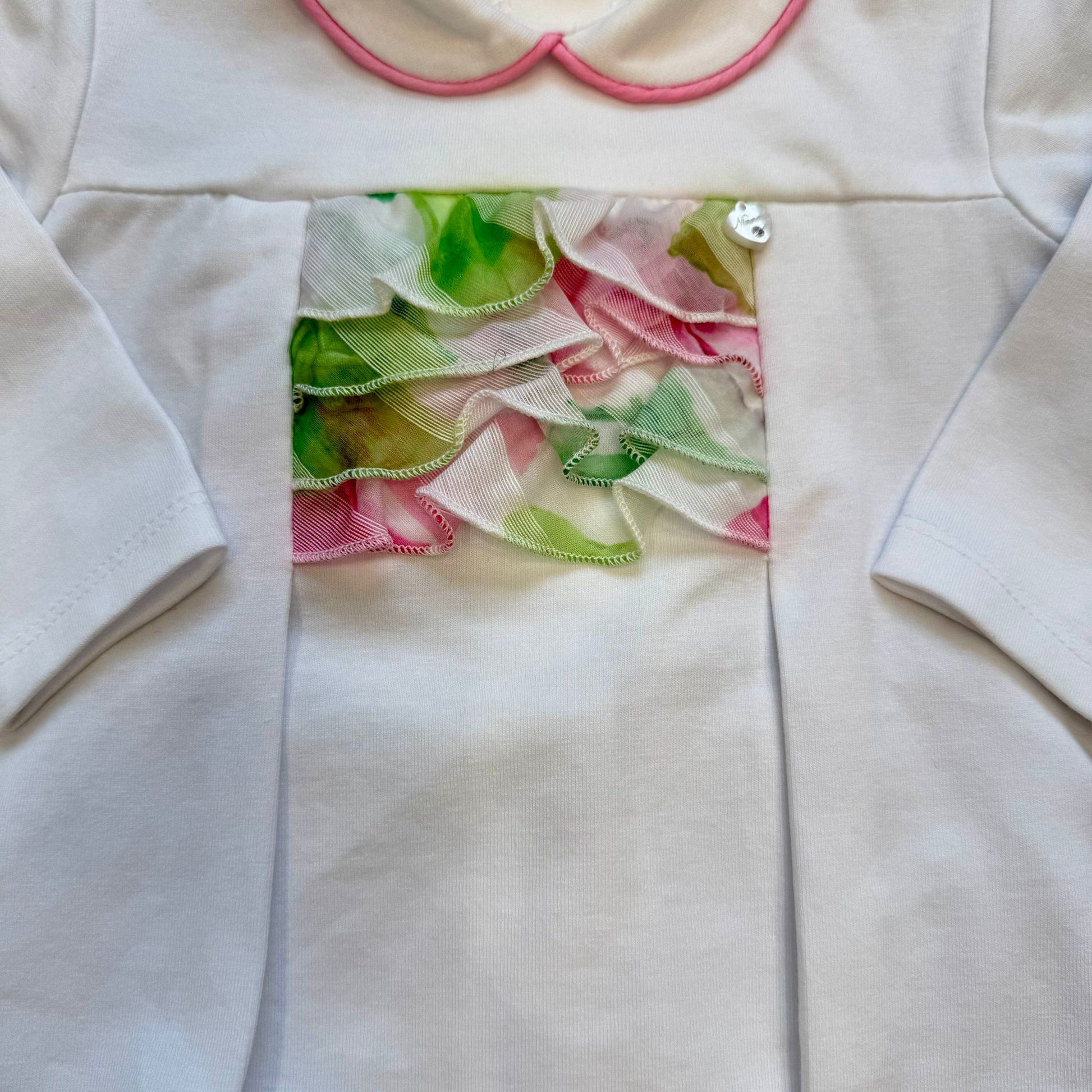 Tutina primaverile in cotone elasticizzato con colletto rosa e balza in organza multicolor per neonato