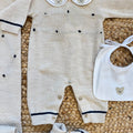 Tutina neonato beige in lana e cotone con dettagli blu e bavetta bianca con orsetto ricamato
