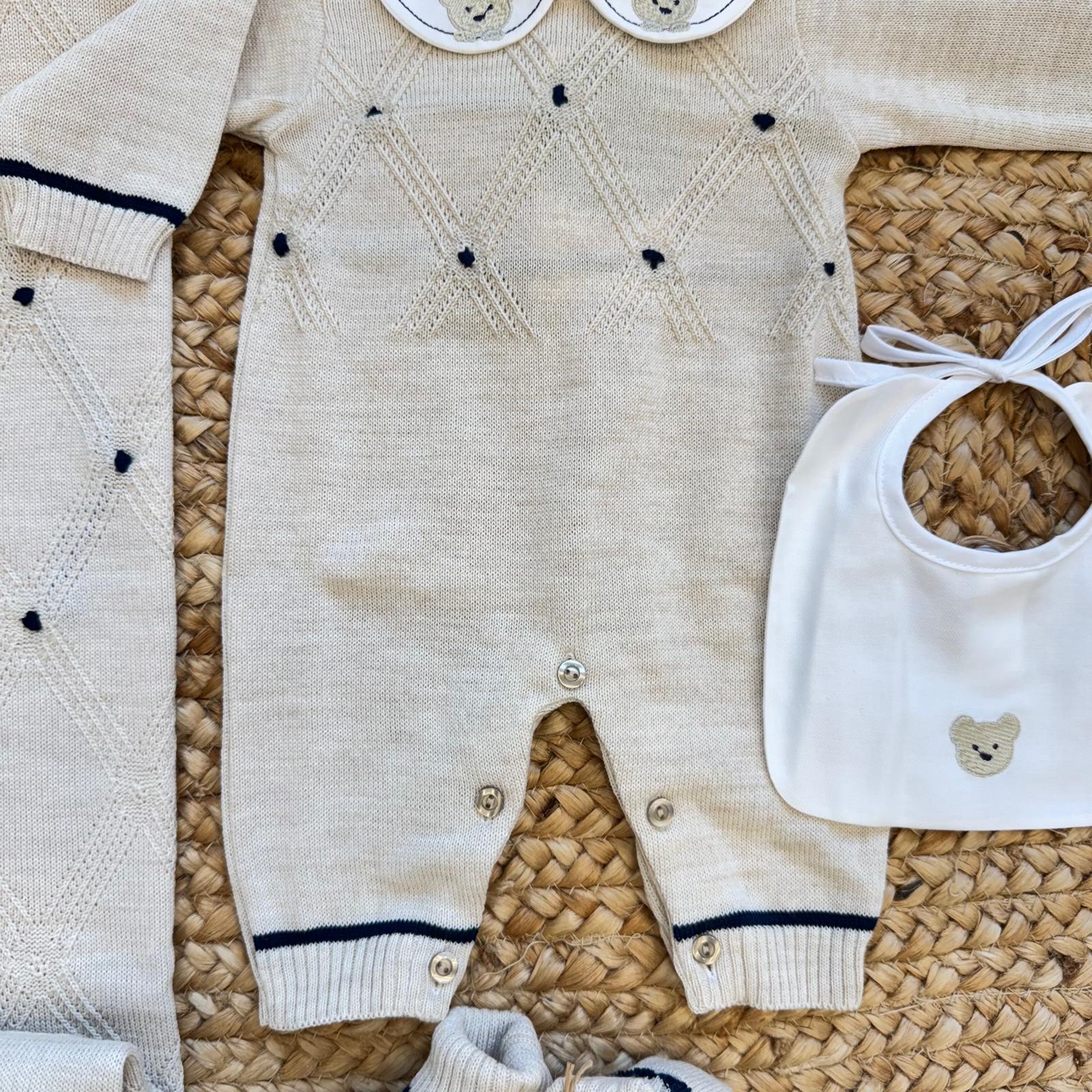 Tutina neonato beige in lana e cotone con dettagli blu e bavetta bianca con orsetto ricamato