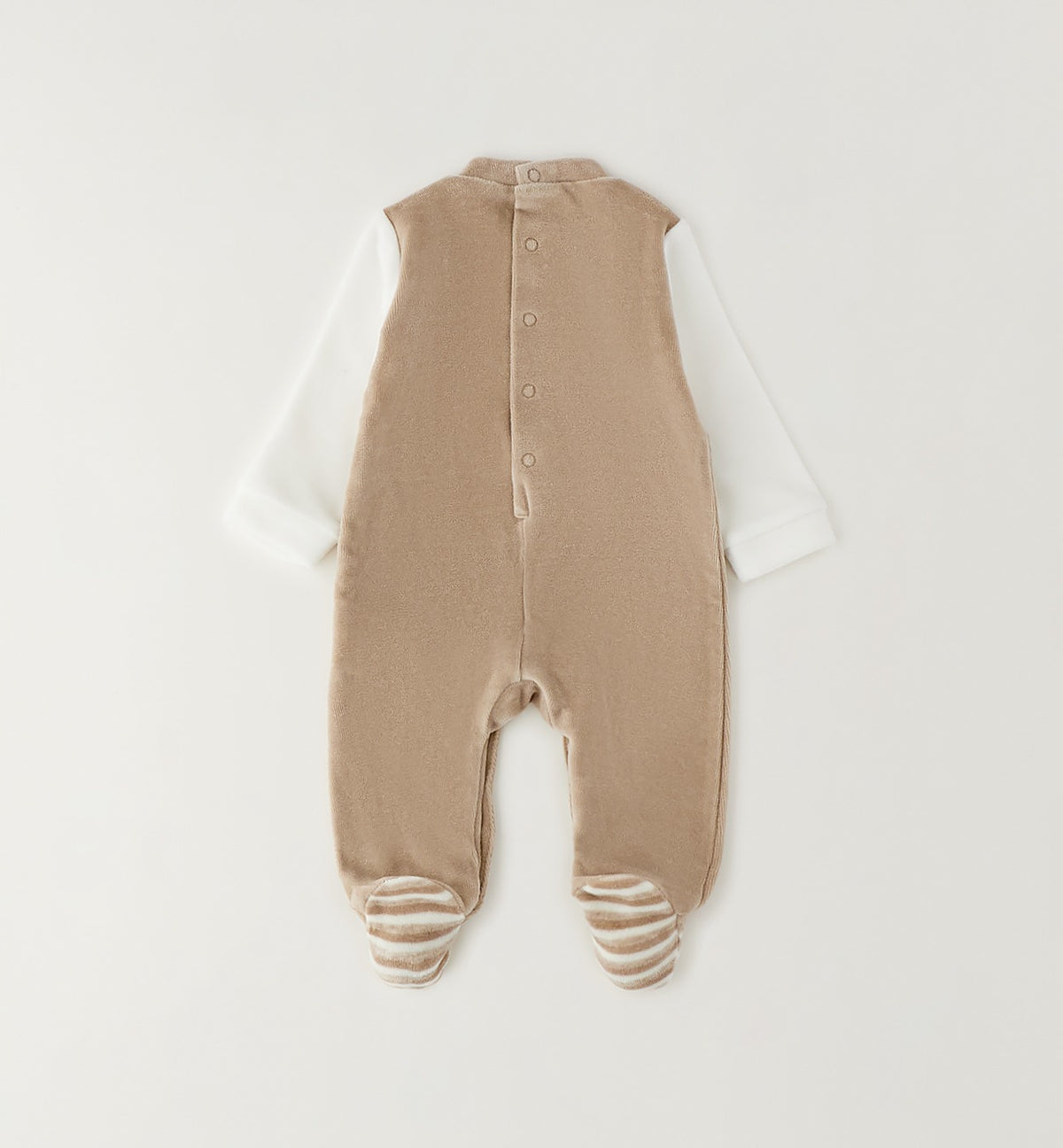 Tutina neonato in ciniglia beige e panna con piedini a righe e applicazione auto
