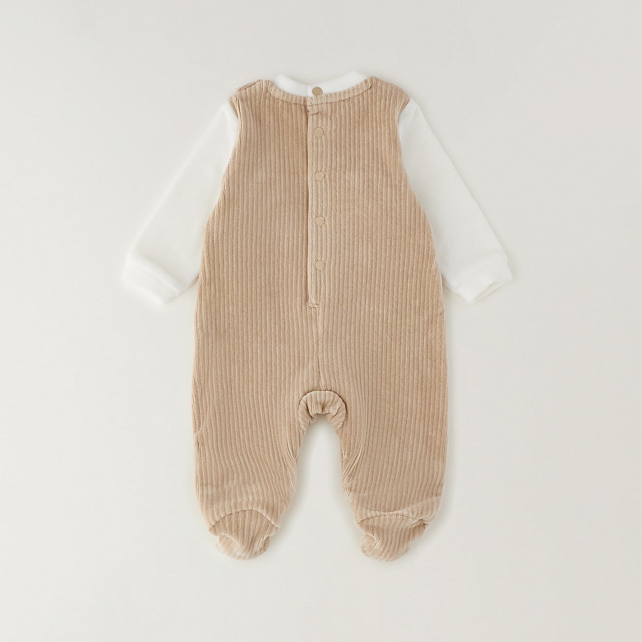 Tutina neonato in ciniglia beige e panna effetto salopette con piedini