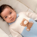 Tutina neonato in cotone e lana bianca e azzurra con orsetto beige indossata