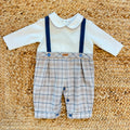 Tutina neonato in caldo cotone panna con salopette beige a quadri e bretelle blu Made in Italy.
