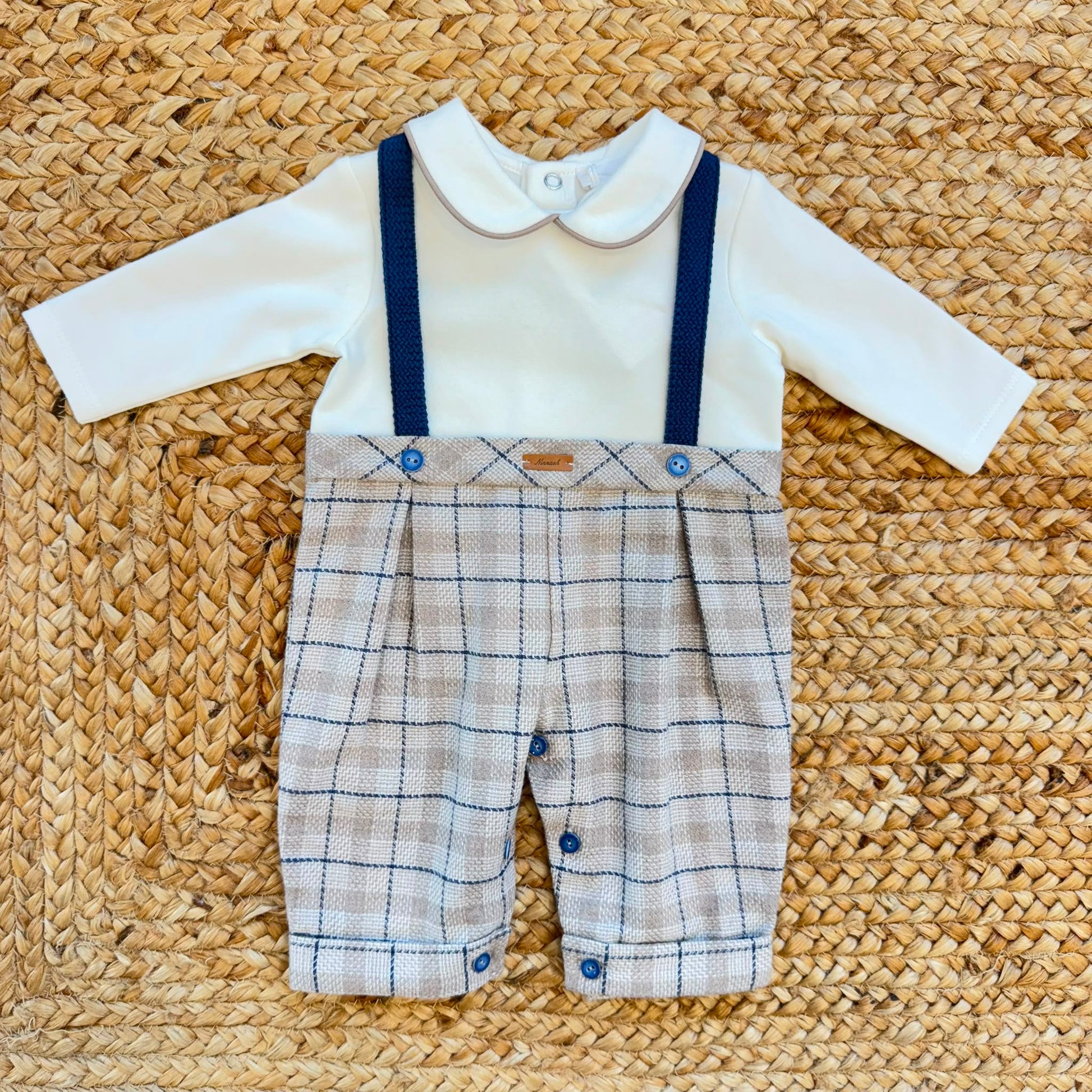 Tutina neonato in caldo cotone panna con salopette beige a quadri e bretelle blu Made in Italy.