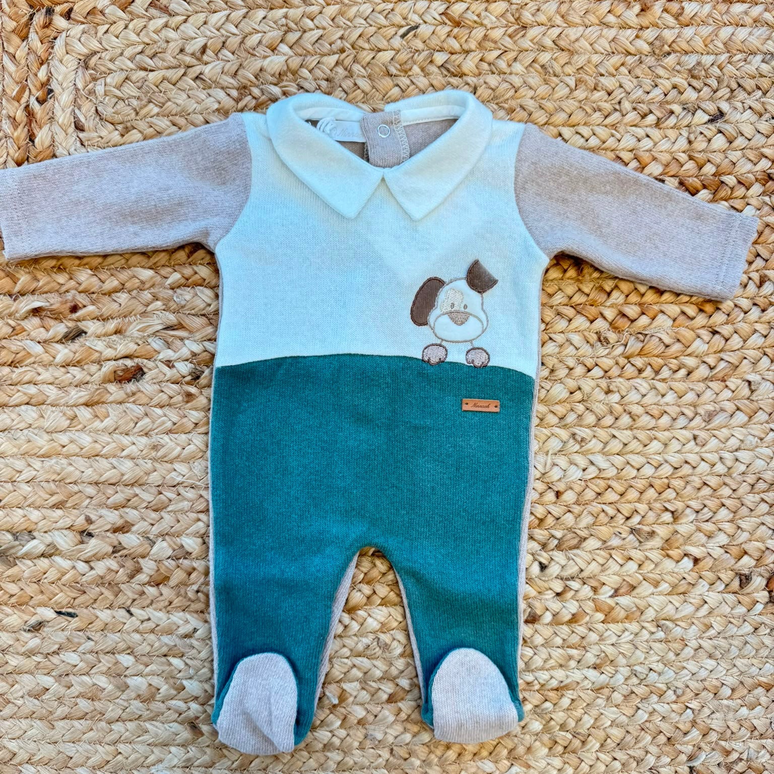 Tutina neonato in caldo cotone panna beige e verde salvia con ricamo cagnolino.