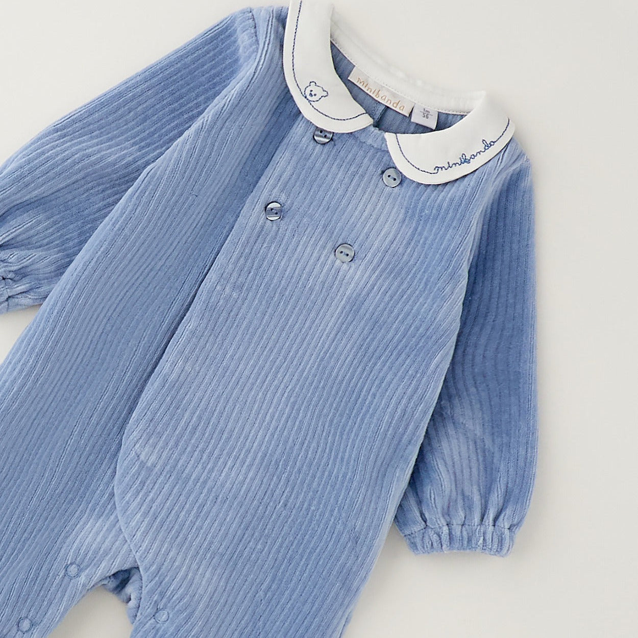 Tutina neonato in ciniglia azzurra a costine con colletto bianco ricamato e piedini