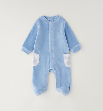 Tutina neonato in ciniglia azzurra con coniglietto ricamato e taschine a quadretti