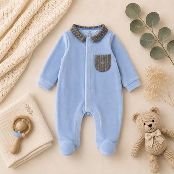Tutina neonato in ciniglia azzurra con colletto e taschino