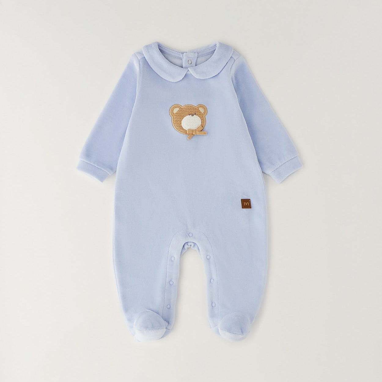 Tutina neonato in ciniglia azzurra con orsetto applicato, colletto tondo e piedini