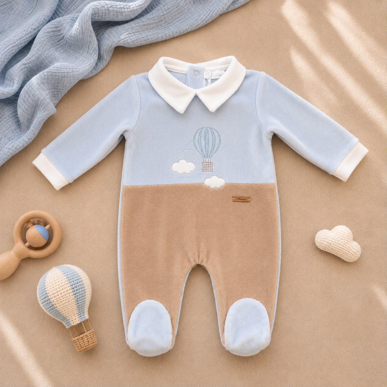 Tutina neonato in ciniglia azzurro cielo e beige con ricamo mongolfiera Made in Italy.