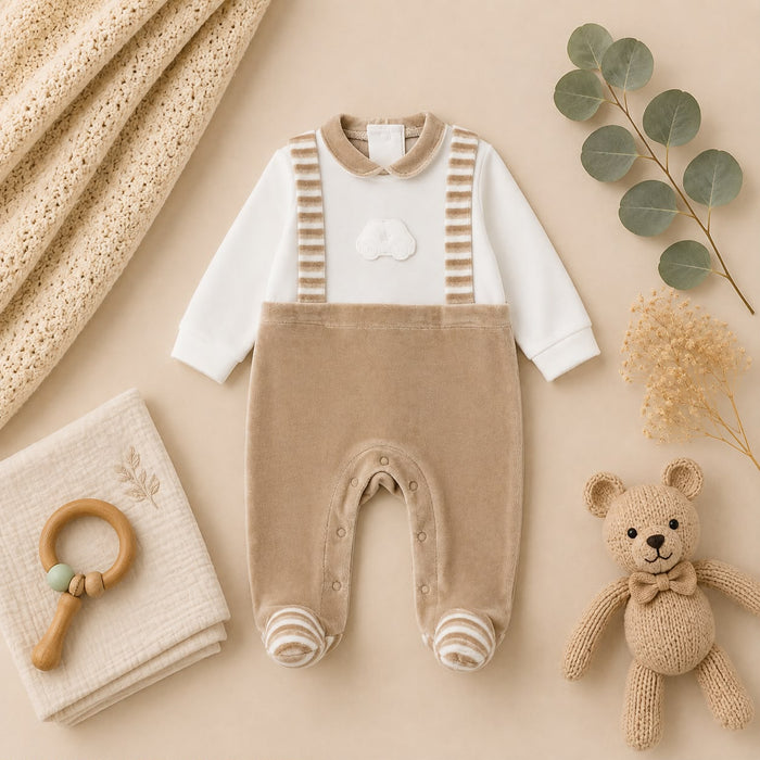 Tutina neonato in ciniglia beige con piedini e dettaglio auto