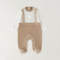 Tutina neonato in ciniglia beige e panna con piedini a righe e applicazione auto