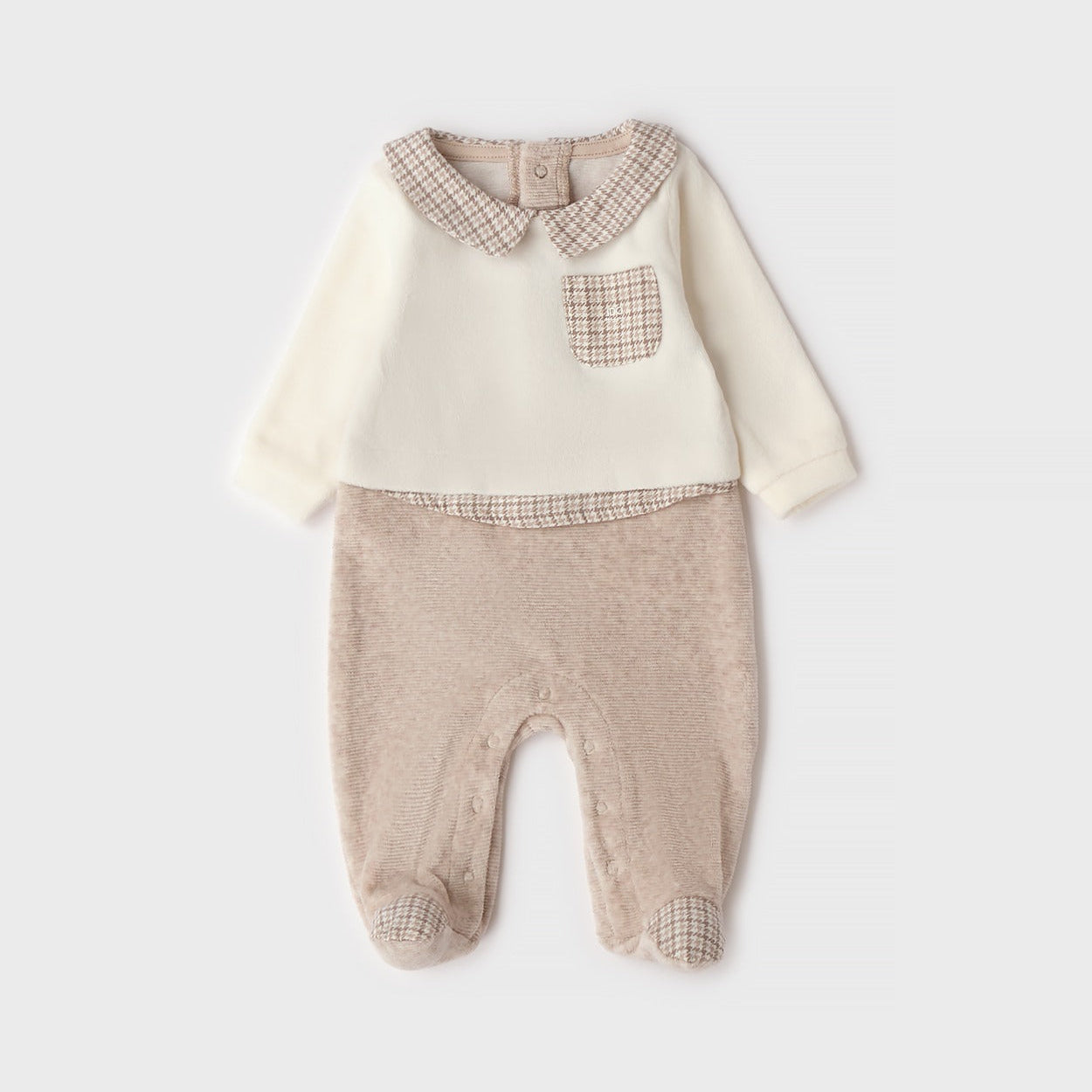 Tutina neonato in ciniglia beige e panna con colletto pied de poule e taschino per corredino nascita