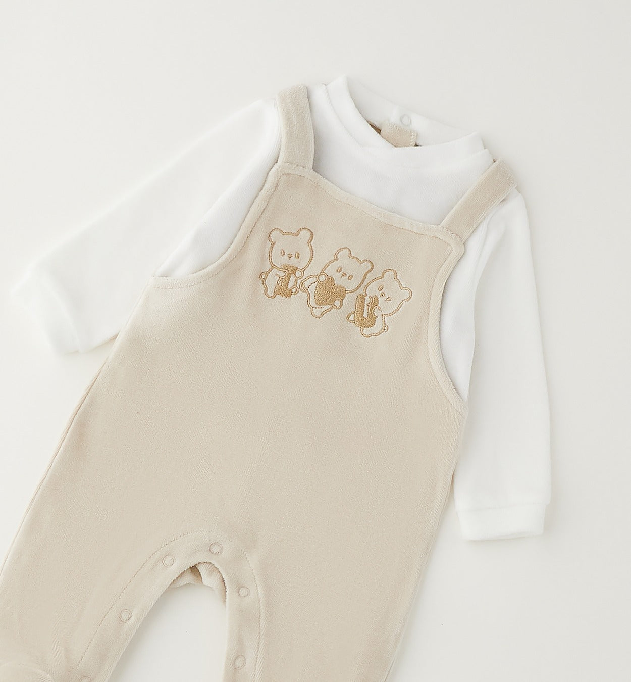 Tutina unisex neonato in ciniglia beige e panna effetto salopette con ricamo tre orsetti