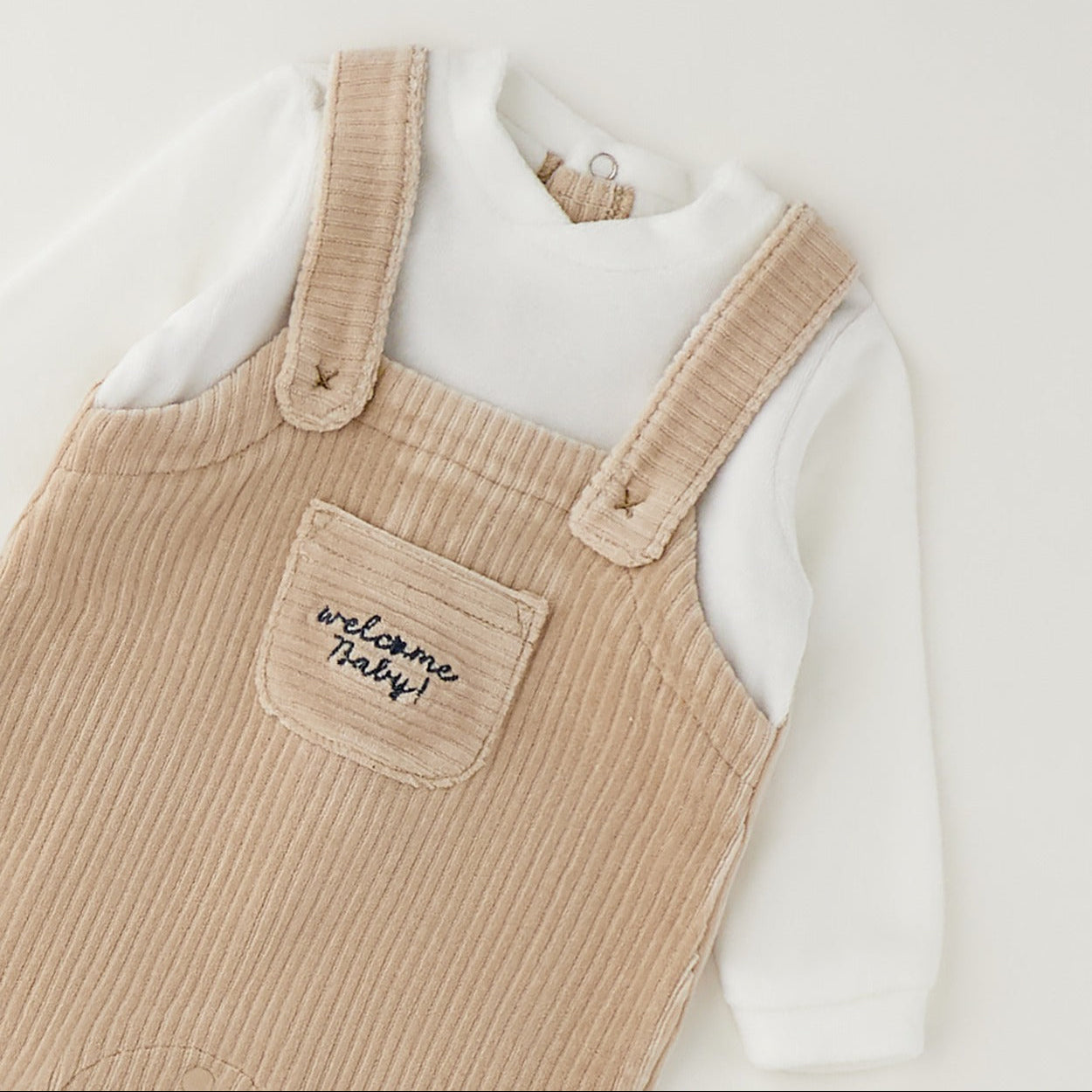 Tutina neonato in ciniglia beige e panna effetto salopette con piedini