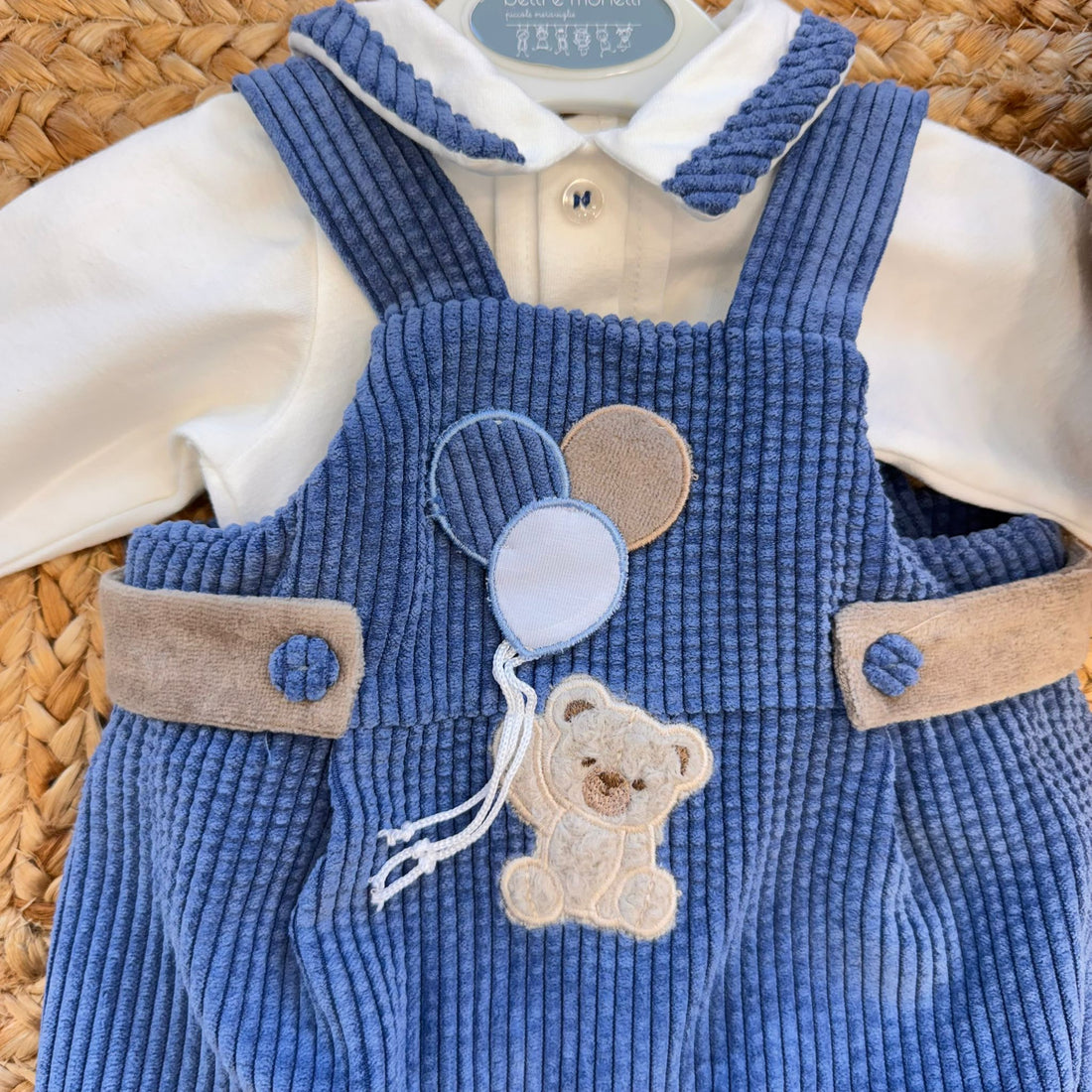Tutina neonato in ciniglia panna e blu con ricamo orsetto e palloncini.