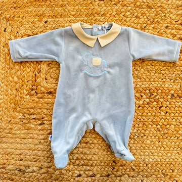 Tutina neonato in ciniglia celeste polvere con cavallino ricamato e colletto panna