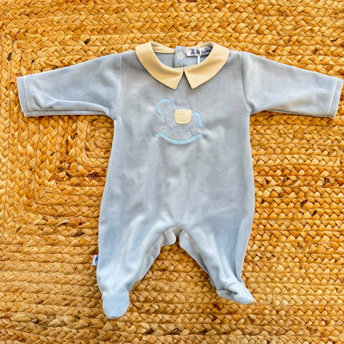 Tutina neonato in ciniglia celeste polvere con cavallino ricamato e colletto panna