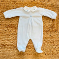 Tutina neonato in ciniglia color cielo con colletto bianco ricamato.