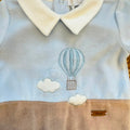 Tutina neonato in ciniglia azzurro cielo e beige con ricamo mongolfiera Made in Italy.