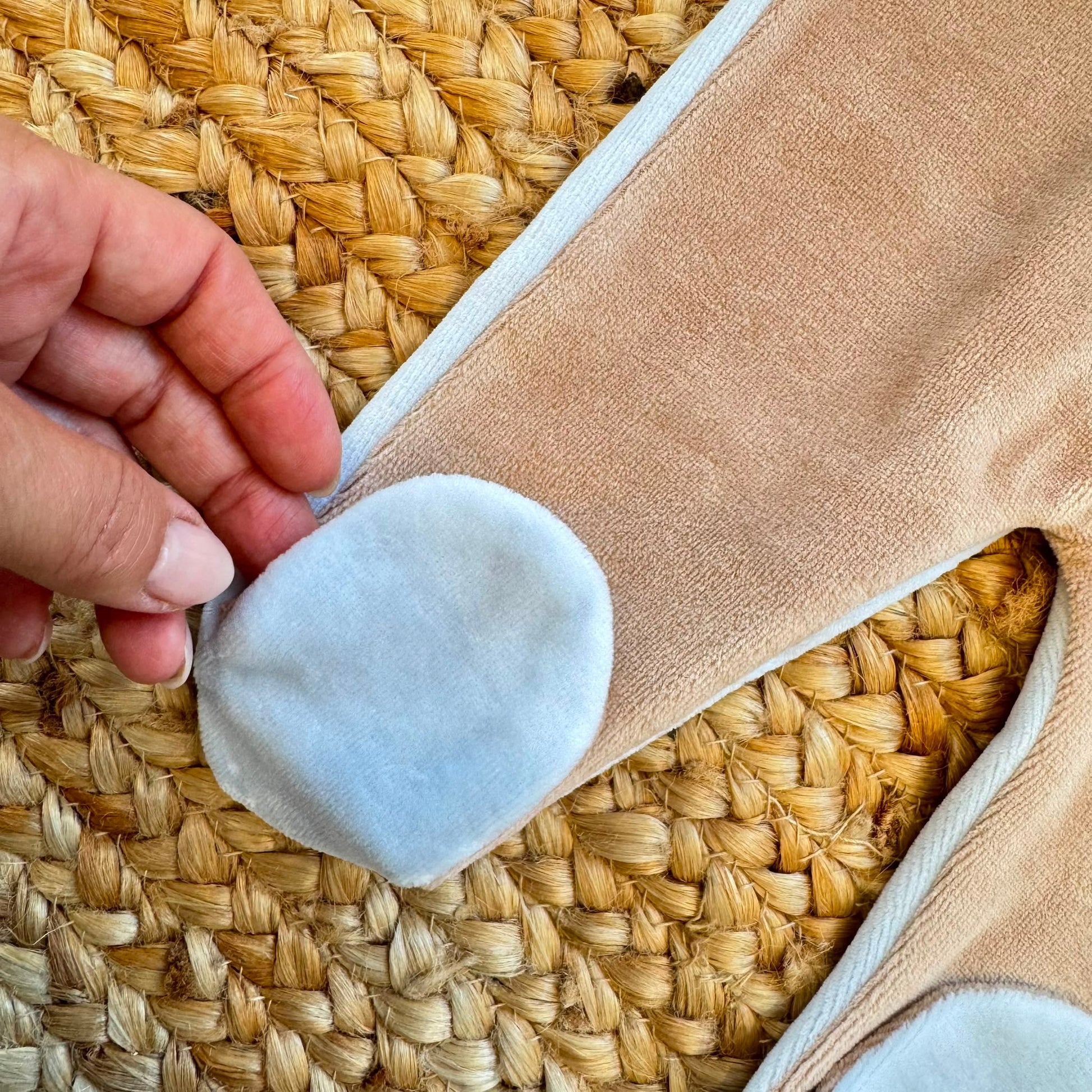 Tutina neonato in ciniglia azzurro cielo e beige con ricamo mongolfiera Made in Italy.