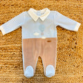 Tutina neonato in ciniglia azzurro cielo e beige con ricamo mongolfiera Made in Italy.