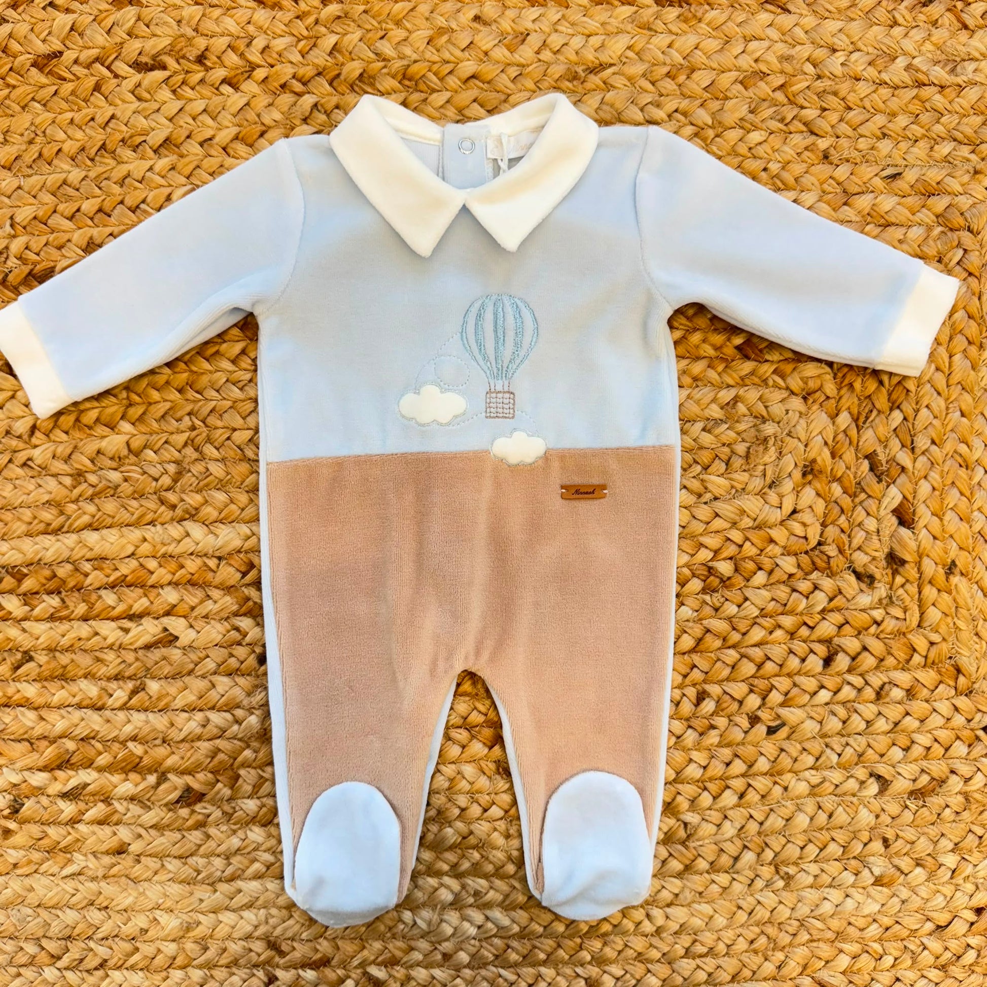 Tutina neonato in ciniglia azzurro cielo e beige con ricamo mongolfiera Made in Italy.