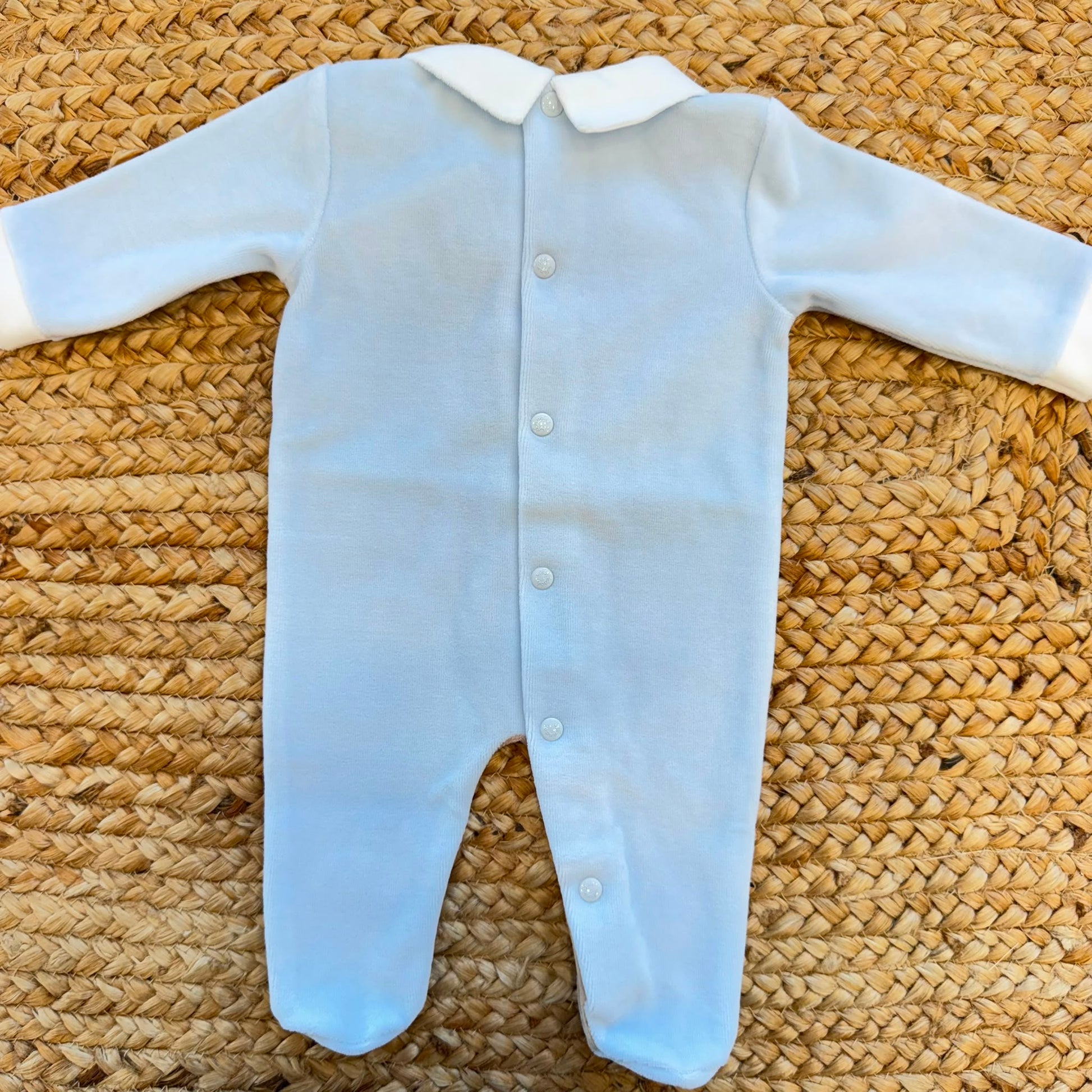 Tutina neonato in ciniglia azzurro cielo e beige con ricamo mongolfiera Made in Italy.