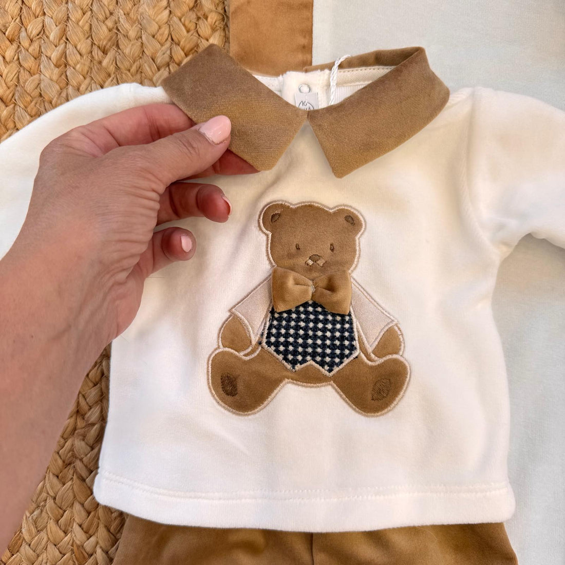 corredino neonato in ciniglia panna e beige con orsetto ricamato e tutina
