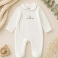 Tutina neonato in ciniglia color panna con colletto e ricamo sul davanti, ideale per corredino nascita, set nascita e primo cambio.