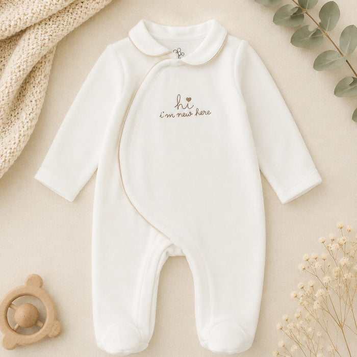 Tutina neonato in ciniglia color panna con colletto e ricamo sul davanti, ideale per corredino nascita, set nascita e primo cambio.