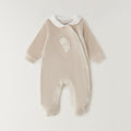 Tutina unisex neonato in ciniglia beige con orsetto, colletto bianco e piedini integrati