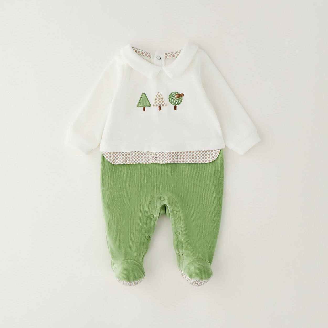 Tutina neonato in ciniglia verde e panna con piedini e chiusura posteriore con bottoni automatici.