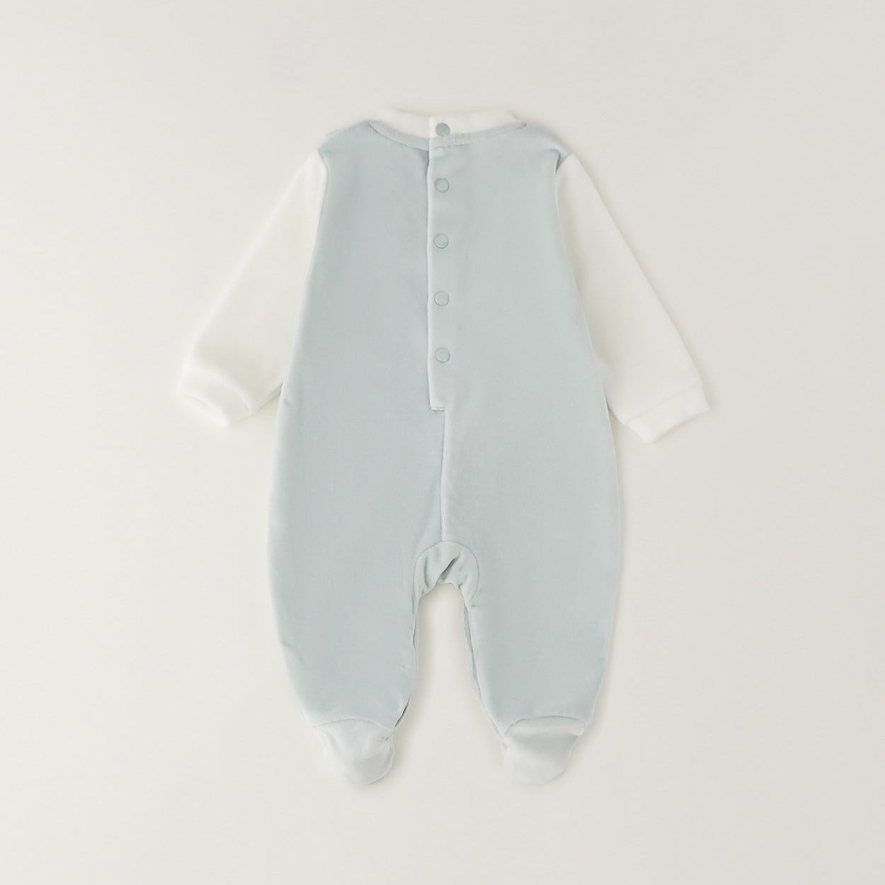 Tutina neonato in ciniglia verde menta e bianca con orsetto ricamato, ideale per corredino nascita.