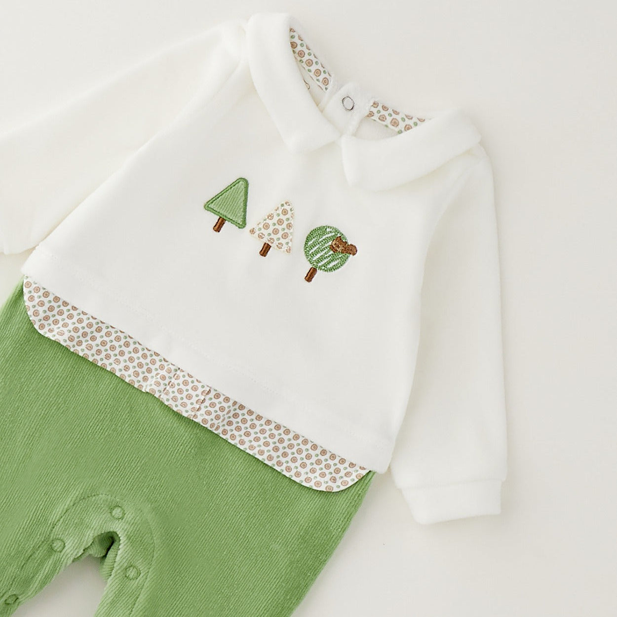 Tutina neonato in ciniglia verde e panna con piedini e chiusura posteriore con bottoni automatici.