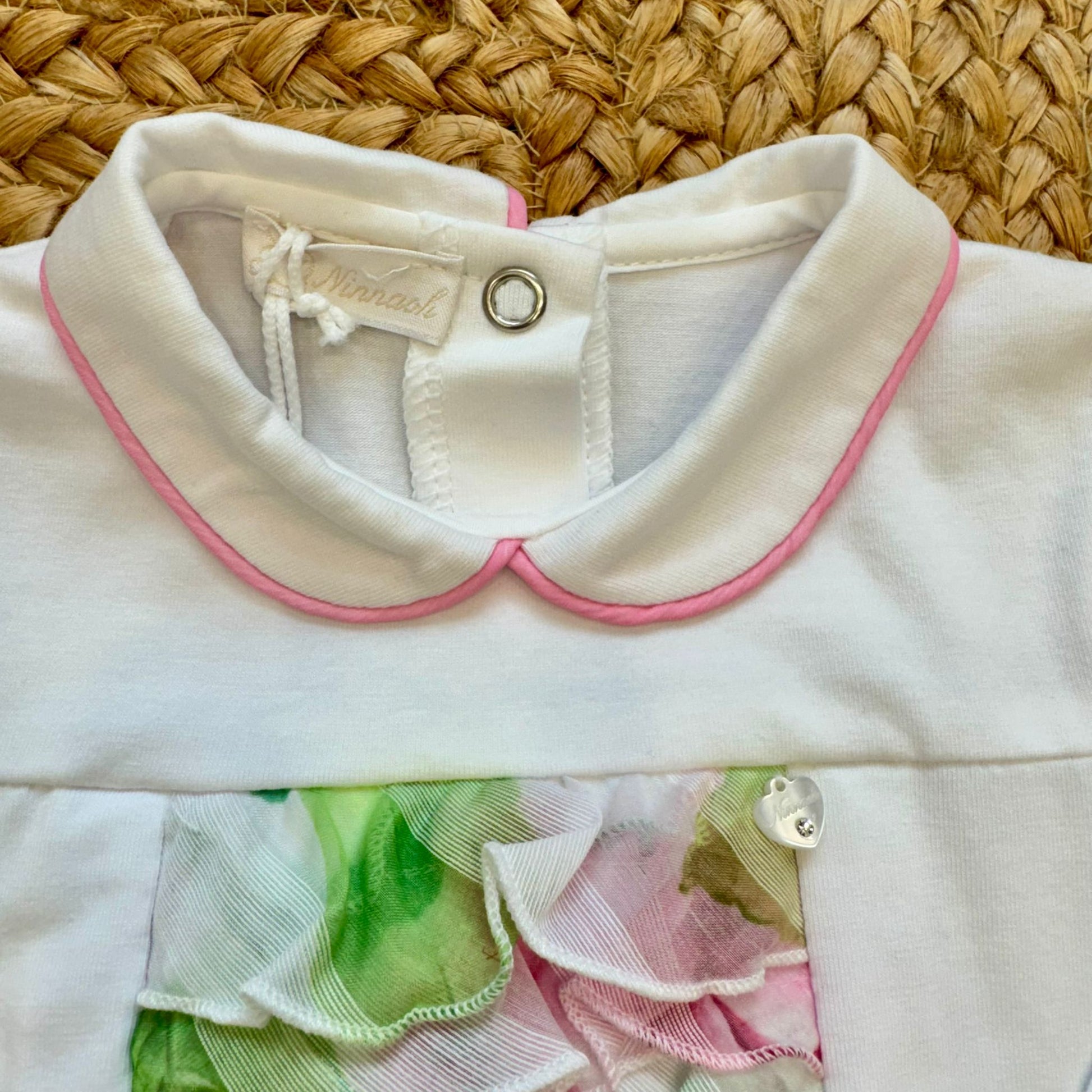Tutina primaverile in cotone elasticizzato con colletto rosa e balza in organza multicolor per neonato