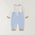 Tutina neonato in cotone e lana bianca e azzurra con orsetto beige indossata